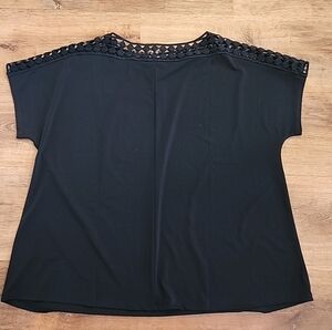 Cato Women’s 18/20W Black Pinwheel Design Lace Neck Blouse Cap Sleeve Stretch